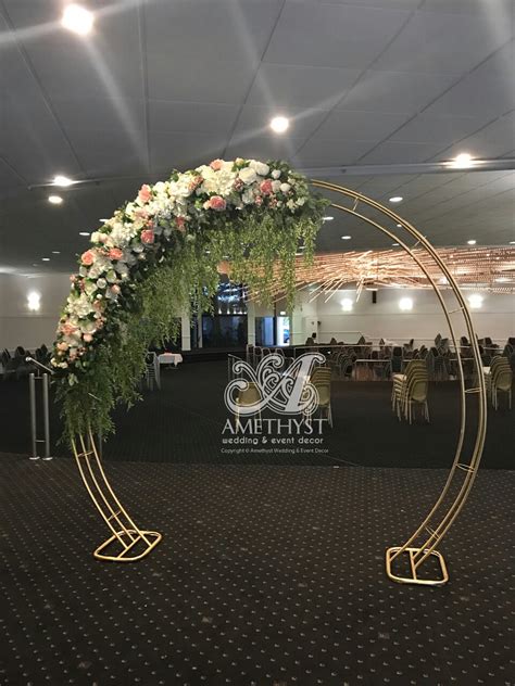 gold round wedding arch.